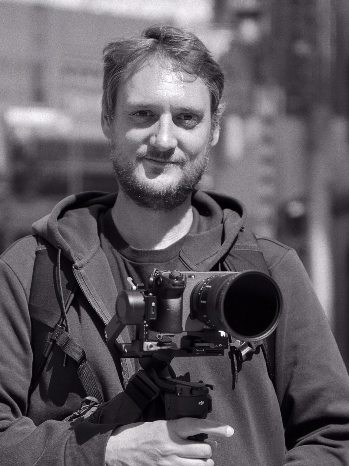 Portrait of Pierre-Emmanuel Delétrée holding a camera